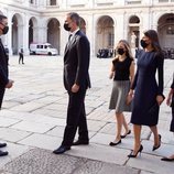 Los Reyes, Leonor y Sofía hablando con Pedro Sánchez en el homenaje de Estado por las víctimas del coronavirus