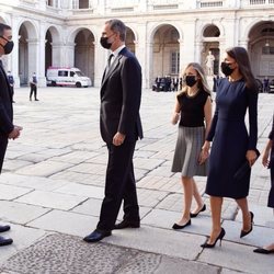 Los Reyes, Leonor y Sofía hablando con Pedro Sánchez en el homenaje de Estado por las víctimas del coronavirus