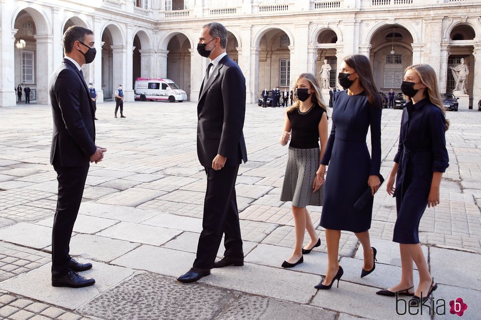 Los Reyes, Leonor y Sofía hablando con Pedro Sánchez en el homenaje de Estado por las víctimas del coronavirus