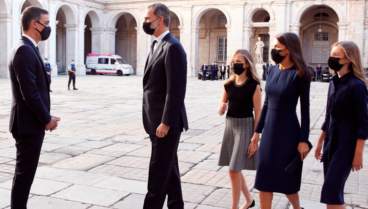 Los Reyes, Leonor y Sofía hablando con Pedro Sánchez en el homenaje de Estado por las víctimas del coronavirus