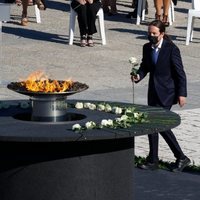 Pablo Iglesias deposita la rosa blanca en el homenaje de Estado por las víctimas del coronavirus