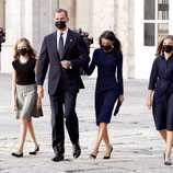 La Reina Letizia agarrada del brazo del Rey Felipe VI y sus hijas en el homenaje de Estado