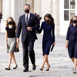 La Reina Letizia agarrada del brazo del Rey Felipe VI y sus hijas en el homenaje de Estado