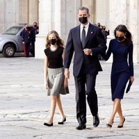 La Reina Letizia agarrada del brazo del Rey Felipe VI y sus hijas en el homenaje de Estado