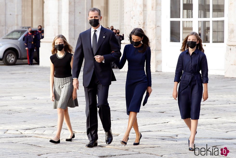 La Reina Letizia agarrada del brazo del Rey Felipe VI y sus hijas en el homenaje de Estado