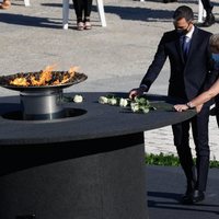 Pedro Sánchez coloca la rosa blanca en el pebetero en el homenaje de Estado