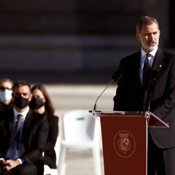 El Rey Felipe VI lee su discurso en el homenaje de Estado por las víctimas del coronavirus