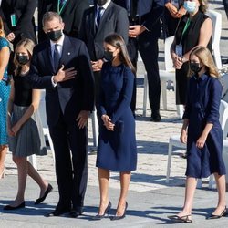 El Rey Felipe VI hace un gesto de respeto en el homenaje por las víctimas del coronavirus