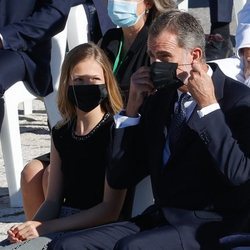 El Rey Felipe se coloca la mascarilla ante la mirada de la Princesa Leonor en el homenaje de Estado