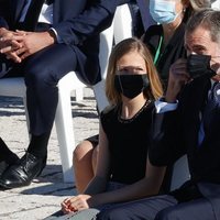 El Rey Felipe se coloca la mascarilla ante la mirada de la Princesa Leonor en el homenaje de Estado