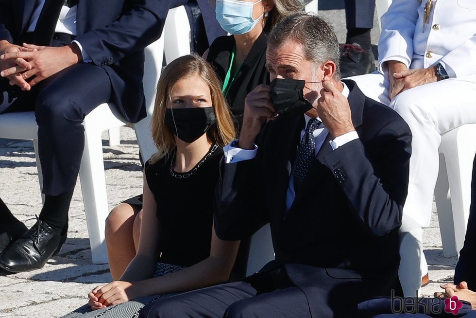 El Rey Felipe se coloca la mascarilla ante la mirada de la Princesa Leonor en el homenaje de Estado