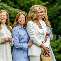 Máxima de Holanda, muy cómplice con sus hijas las Princesas Ariane, Amalia y Alexia en su posado de verano 2020