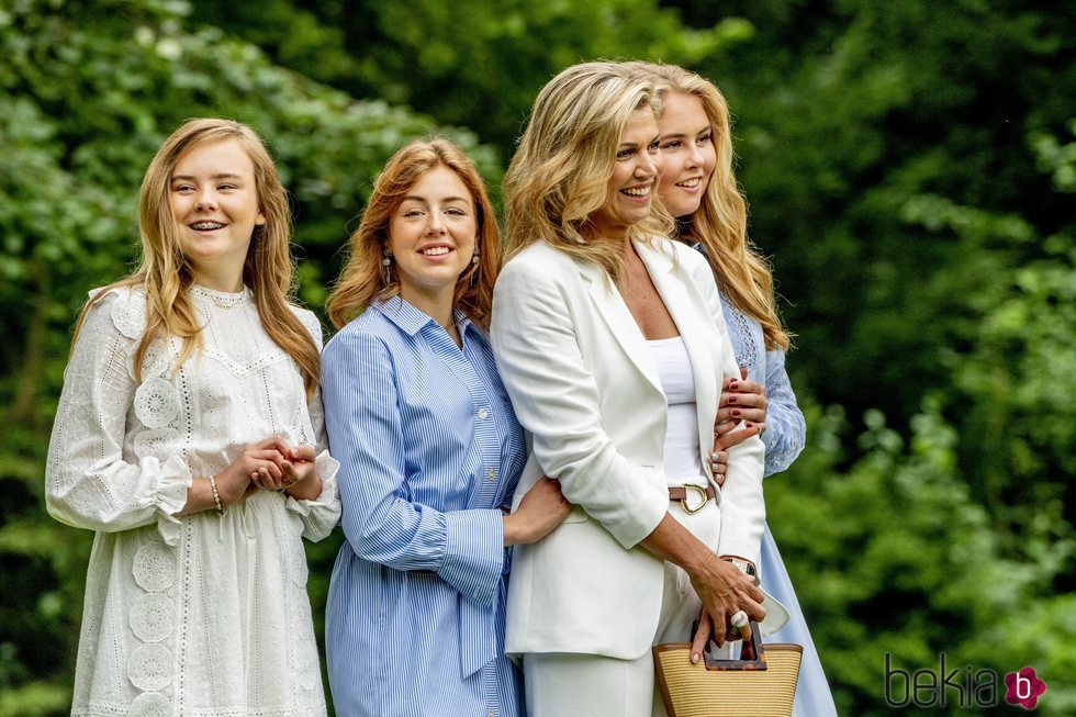 Máxima de Holanda, muy cómplice con sus hijas las Princesas Ariane, Amalia y Alexia en su posado de verano 2020