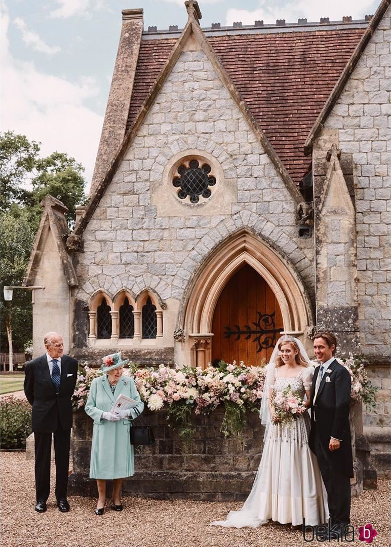 Beatriz de York y Edoardo Mapelli Mozzi en su boda con la Reina Isabel y el Duque de Edimburgo