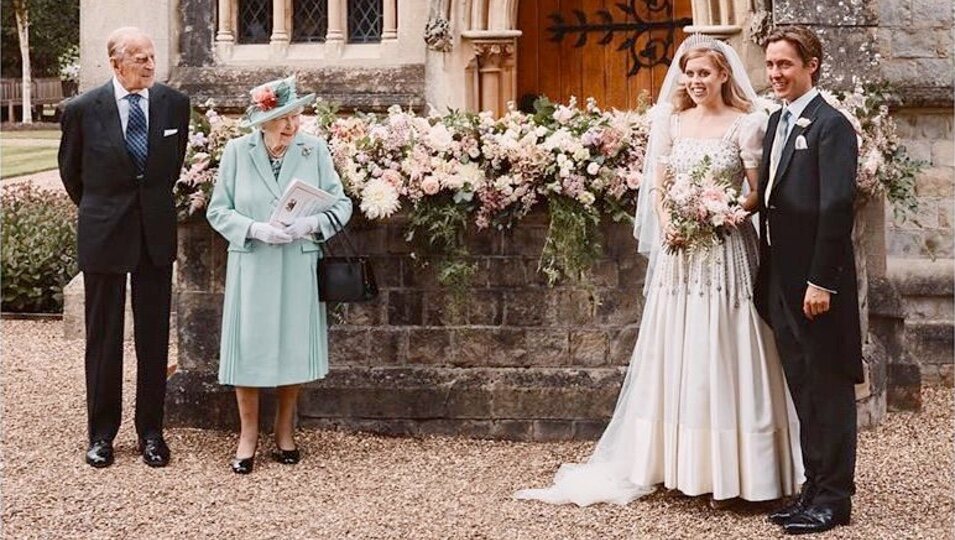 Beatriz de York y Edoardo Mapelli Mozzi en su boda con la Reina Isabel y el Duque de Edimburgo