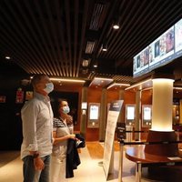 Los Reyes Felipe y Letizia en el cine para apoyar al sector