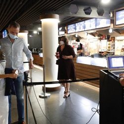 La Reina Letizia muestra su entrada de cine en Madrid