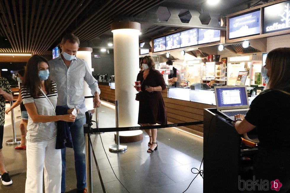 La Reina Letizia muestra su entrada de cine en Madrid