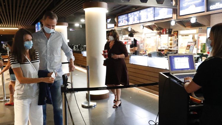 La Reina Letizia muestra su entrada de cine en Madrid