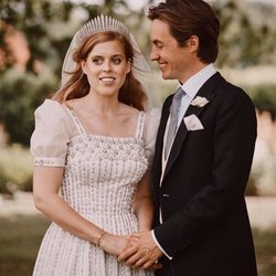 Edoardo Mapelli Mozzi mirando a la Princesa Beatriz de York el día de su boda