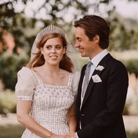 Edoardo Mapelli Mozzi mirando a la Princesa Beatriz de York el día de su boda