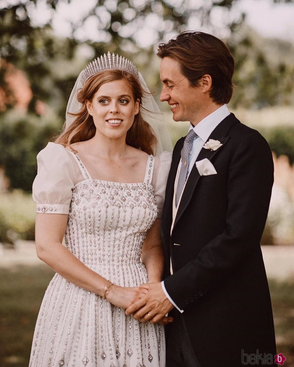 Edoardo Mapelli Mozzi mirando a la Princesa Beatriz de York el día de su boda