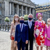 Los Reyes Felipe y Matilde de Bélgica con sus hijos en el desfile del Día Nacional de Bélgica 2020