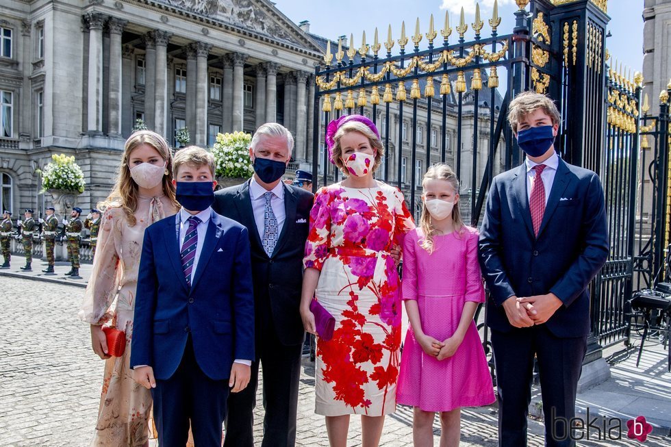 Los Reyes Felipe y Matilde de Bélgica con sus hijos en el desfile del Día Nacional de Bélgica 2020