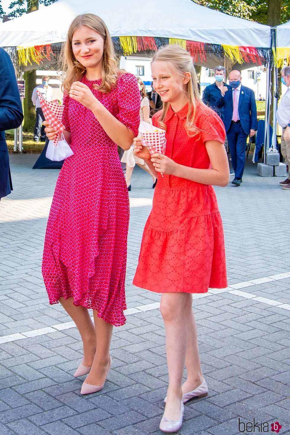 Las Princesa Isabel y Leonor comiendo patatas fritas el Día Nacional de Bélgica 2020