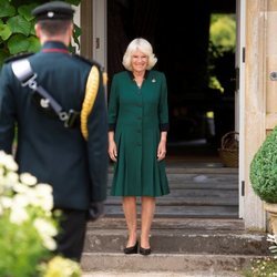 Camilla Parker recibiendo el cargo de Coronel en Jefe del Regimiento 'Los Rifles'