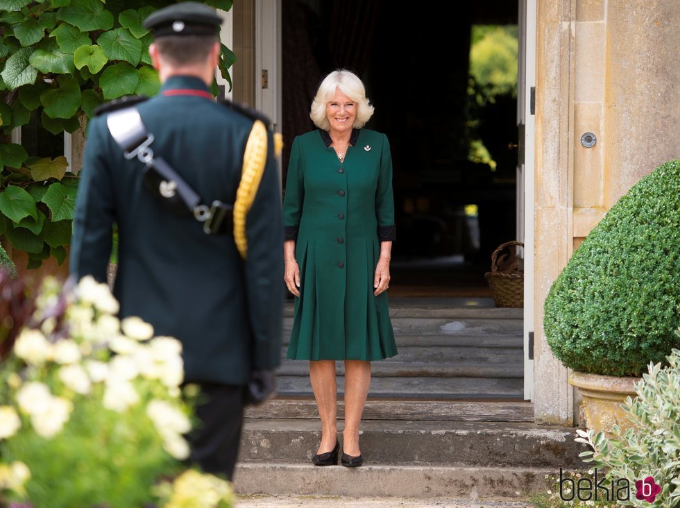 Camilla Parker recibiendo el cargo de Coronel en Jefe del Regimiento 'Los Rifles'