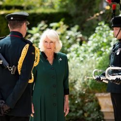 Camilla Parker Bowles recibiendo el cargo de Coronel en Jefe del Regimiento 'Los Rifles'