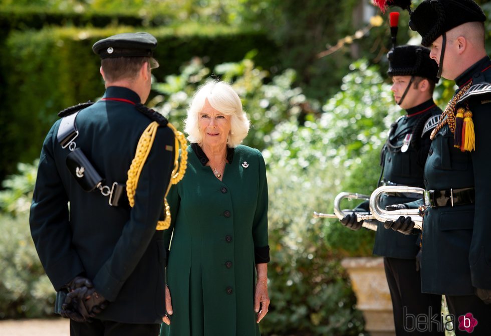 Camilla Parker Bowles recibiendo el cargo de Coronel en Jefe del Regimiento 'Los Rifles'