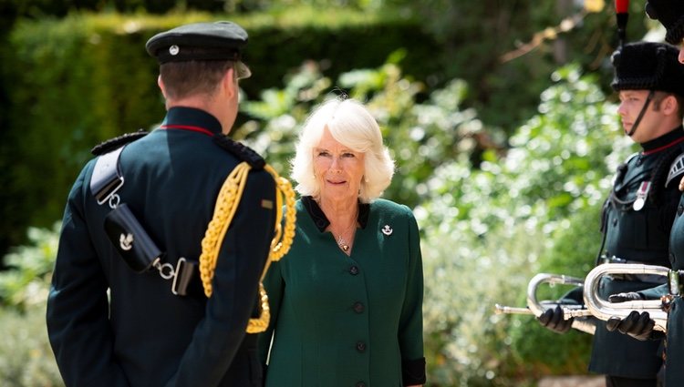 Camilla Parker Bowles recibiendo el cargo de Coronel en Jefe del Regimiento 'Los Rifles'