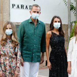 Los Reyes Felipe y Letizia en la puerta del Parador de Mérida junto a sus hijas la Princesa Leonor y la Infanta Sofía