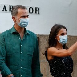 Los Reyes Felipe y Letizia en la puerta del Parador de Mérida