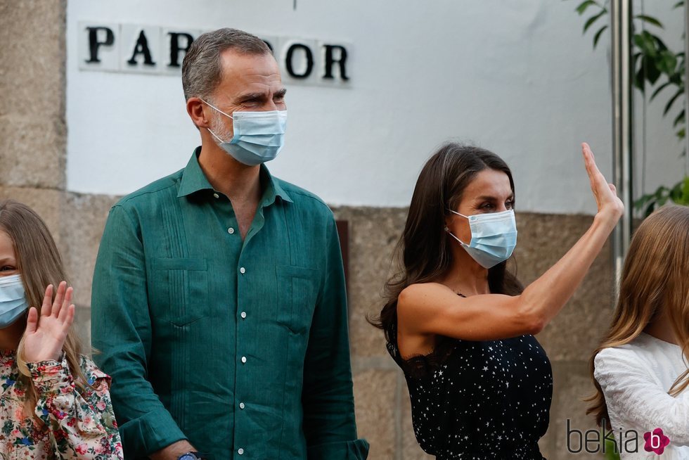 Los Reyes Felipe y Letizia en la puerta del Parador de Mérida