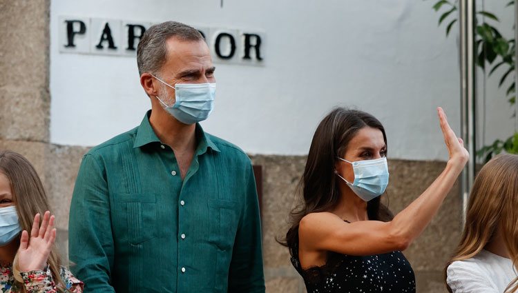 Los Reyes Felipe y Letizia en la puerta del Parador de Mérida