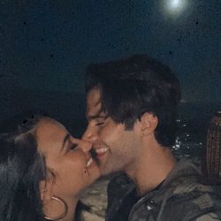 Demi Lovato y Max Ehrich haciéndose un selfie besándose