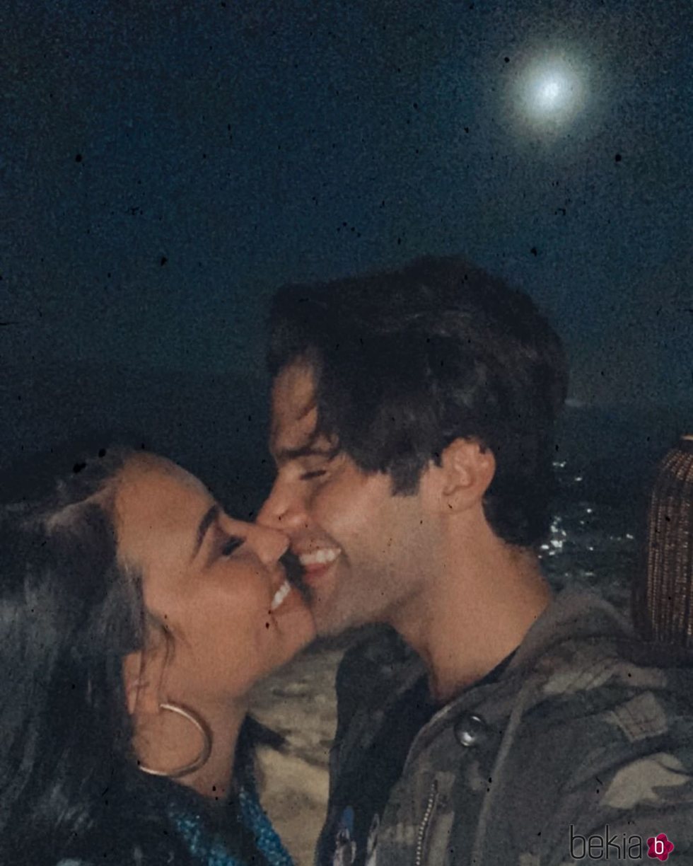 Demi Lovato y Max Ehrich haciéndose un selfie besándose