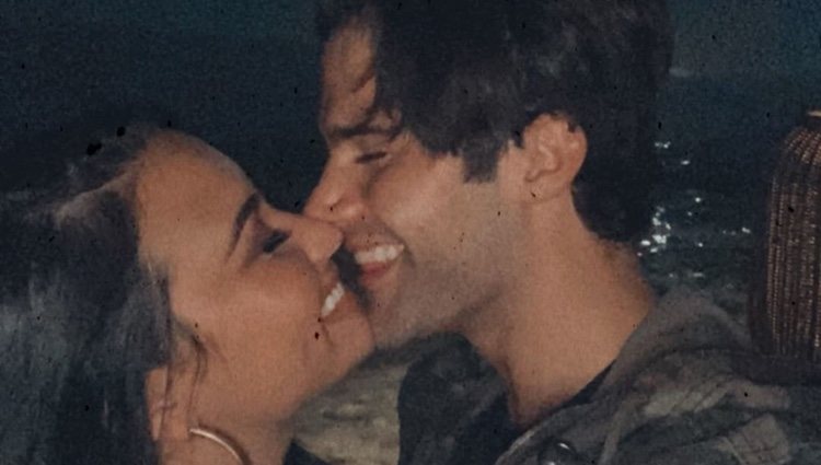 Demi Lovato y Max Ehrich haciéndose un selfie besándose