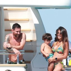 Leo Messi y Antonella Roccuzzo de vacaciones en Ibiza con su hijo Ciro