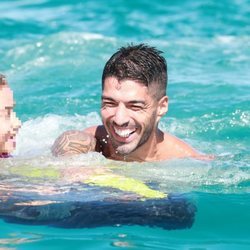 Luis Suárez nadando con su hija Delfina en aguas de Ibiza