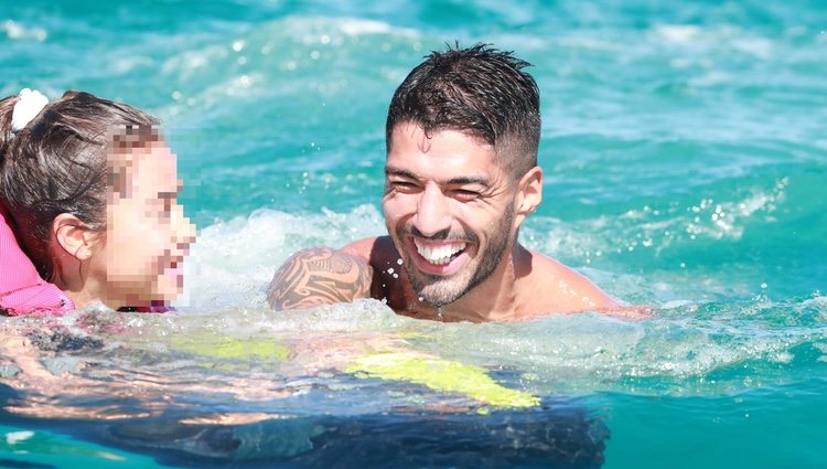 Luis Suárez nadando con su hija Delfina en aguas de Ibiza