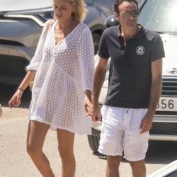 Enrique Ponce paseando de la mano de Ana Soria