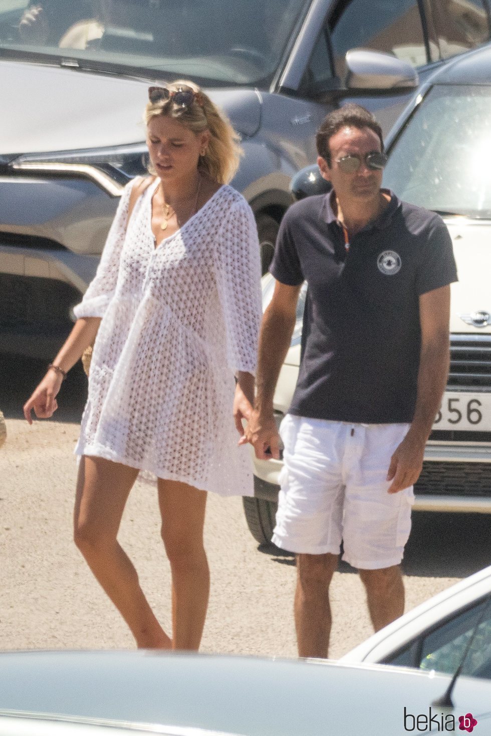 Enrique Ponce paseando de la mano de Ana Soria