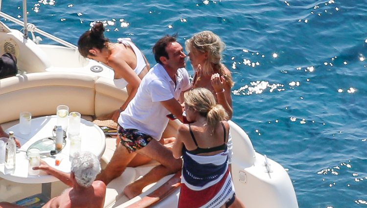 Enrique Ponce casi besando a Ana Soria montados en un barco