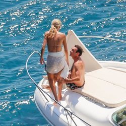 Enrique Ponce junto a Ana Soria en un barco