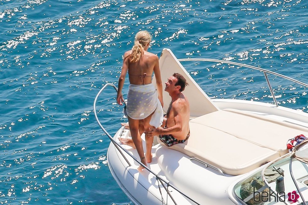 Enrique Ponce junto a Ana Soria en un barco