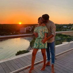 Paula Echevarría y Miguel Torres besándose durante sus vacaciones en Menorca